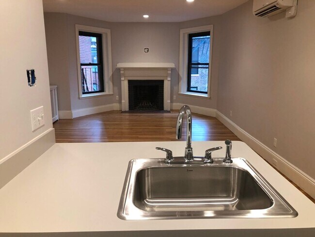 Building Photo - Back Bay 1bed / 1bath available Feb 1 $3450