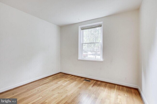 Building Photo - 2983 S Columbus St