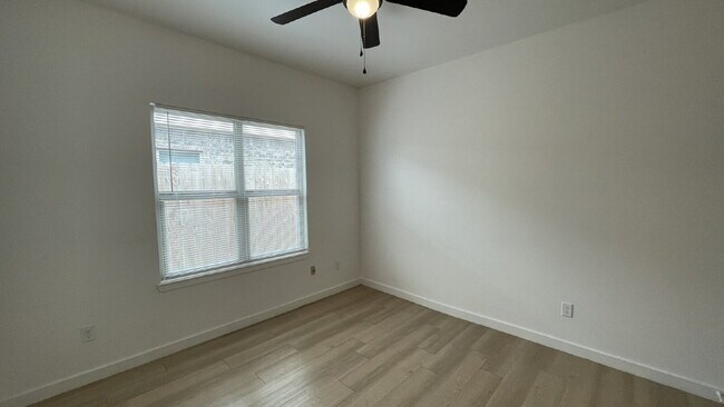 Building Photo - "Spacious 3-Bed 3-Bath with Granite Elegance in Lubbock"