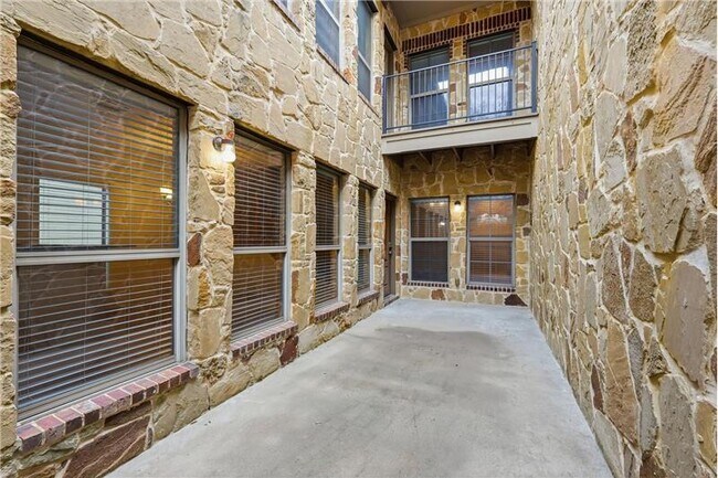 Building Photo - 8808 Paradise Dr