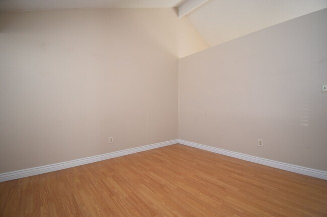 Building Photo - Spacious 5 Bed 2 Bath Home in West Jordan!