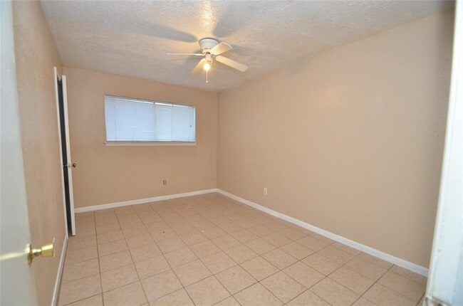 Building Photo - 439 Breeze Park Dr