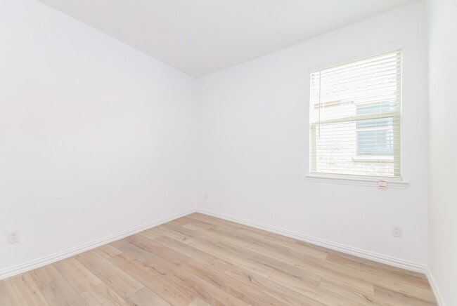 Building Photo - 1110 Daffodil St