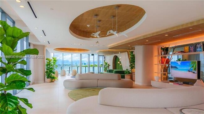 Building Photo - 700 NE 24th St