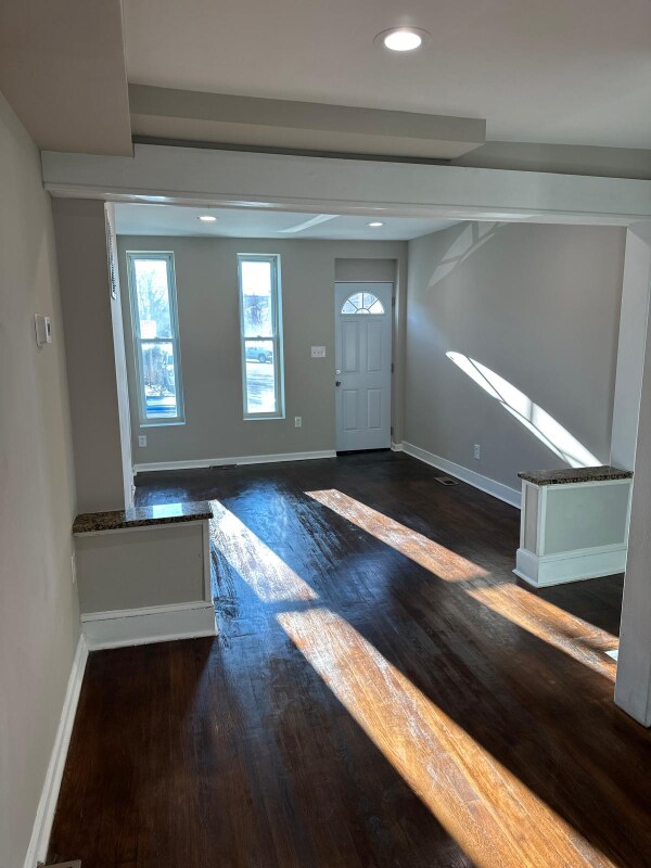 Building Photo - 1204W Cross St