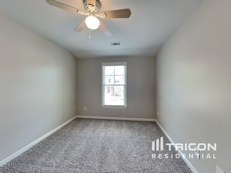Building Photo - 4609 Sierra Creek Dr NE