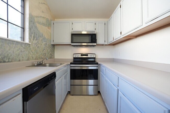 Building Photo - Charming Two Bedroom Napa Condo
