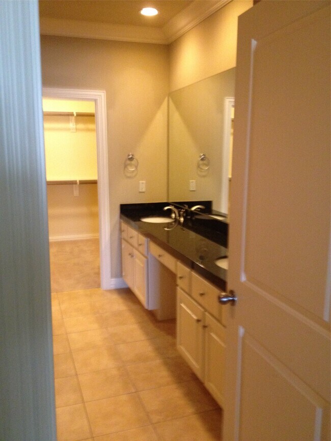 Building Photo - 2038 Palm Forest Ln