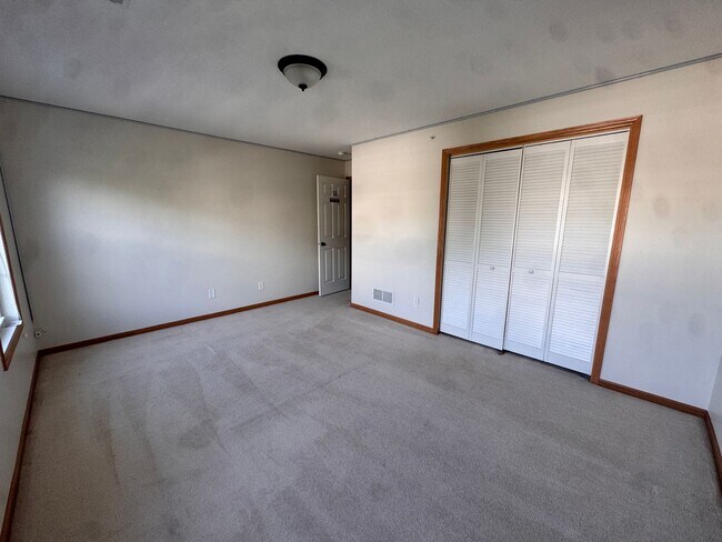 Building Photo - Luxurious 3 Bedroom, 2 Bathroom GORGEOUS townhome!
