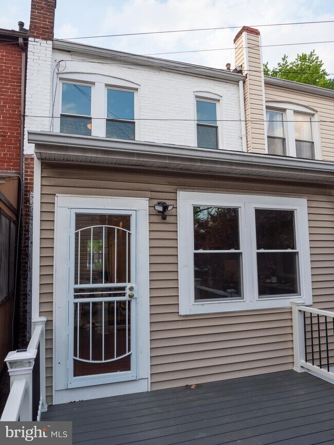 Building Photo - 905 K St NE