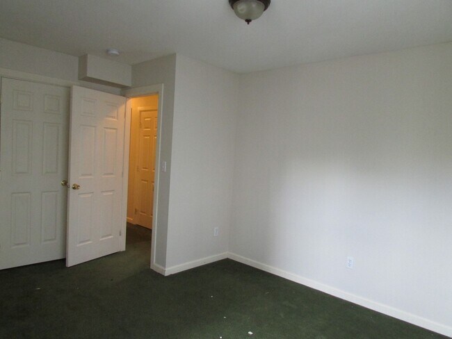 Building Photo - Leasing NOW-- Excellent 7 Bedroom/3 Bathroom Unit Near UW