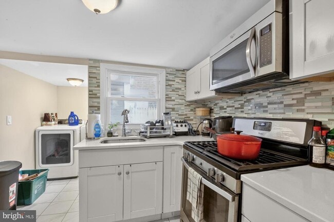 Building Photo - 416 E Flora St