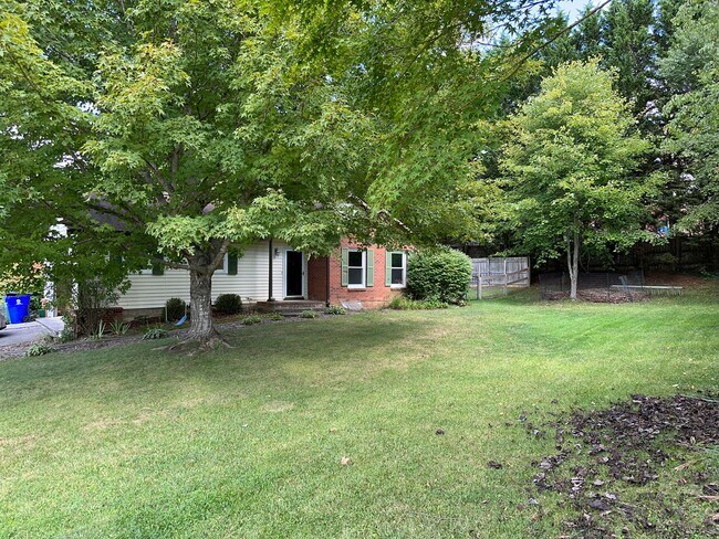 Building Photo - Updated 3 Bedroom 2.5 Bath Home on Hardwoo...