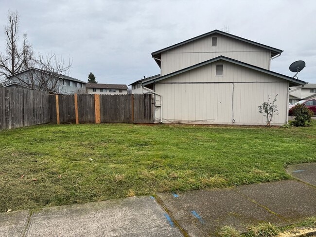 Building Photo - 2 bed 1 1/2 bath duplex in Springfield!