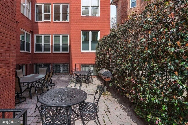 Building Photo - Charming 2BR | 2BA Condo in Logan Circle