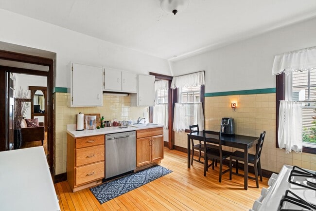 Building Photo - Murray Lower Flat