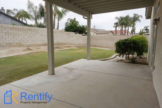 Building Photo - Charming Seven Oaks Home - 4Bed, 2Bath - Gardener Included!