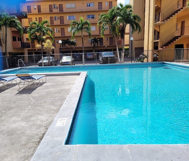 Beautiful swimming pool - 1900 W 54th St