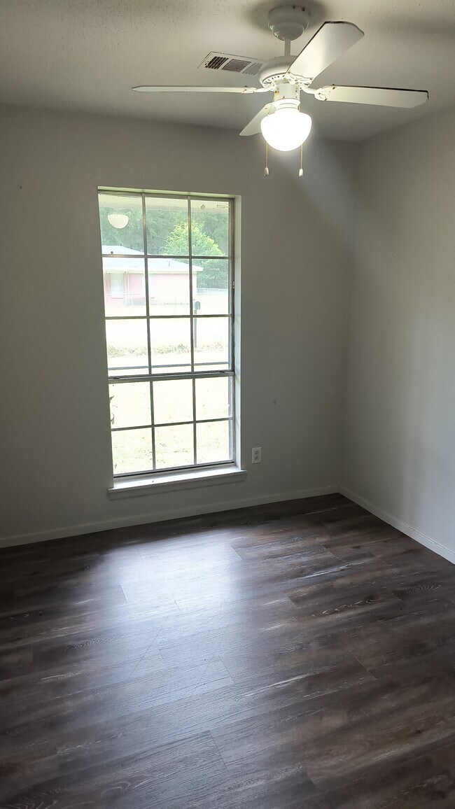 Building Photo - 2203 Crestwood Dr