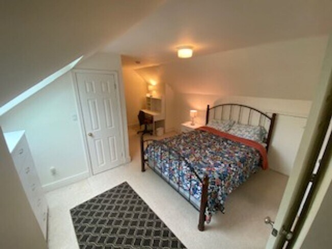 Building Photo - Single Family Townhome, 2 bedrooms, 3 full...