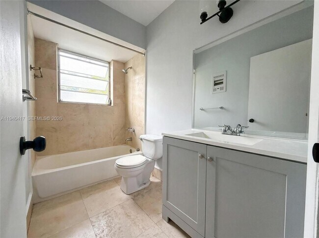 Building Photo - 1316 NE 105th St