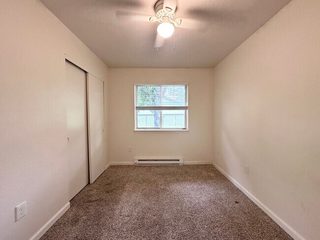 Building Photo - 2 Bedroom 1 Bath with utilities included!