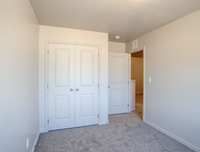 Building Photo - 858 N Old Fort Dr