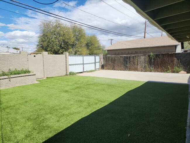 Building Photo - Coming Soon! 3 Bed, 1 Bath, Accross from GCU!! (Available on 06/15/26)