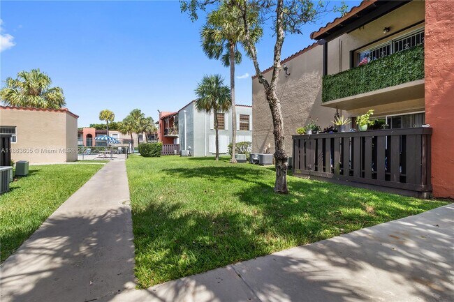 Building Photo - 10834 N Kendall Dr
