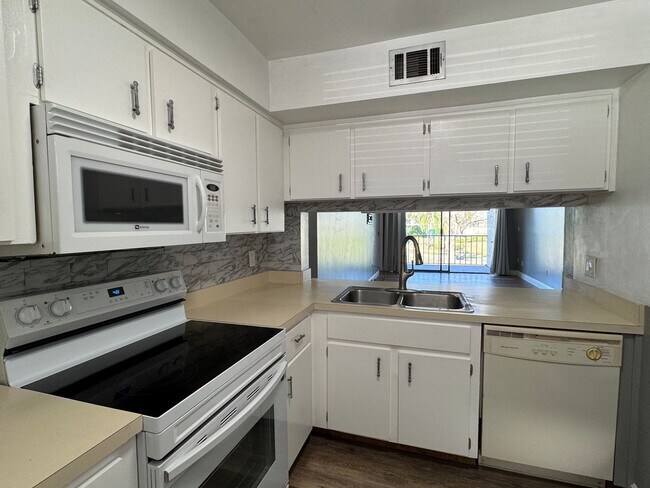 Building Photo - Spacious 2-Bedroom, 2-Bath Condo in Guard-...