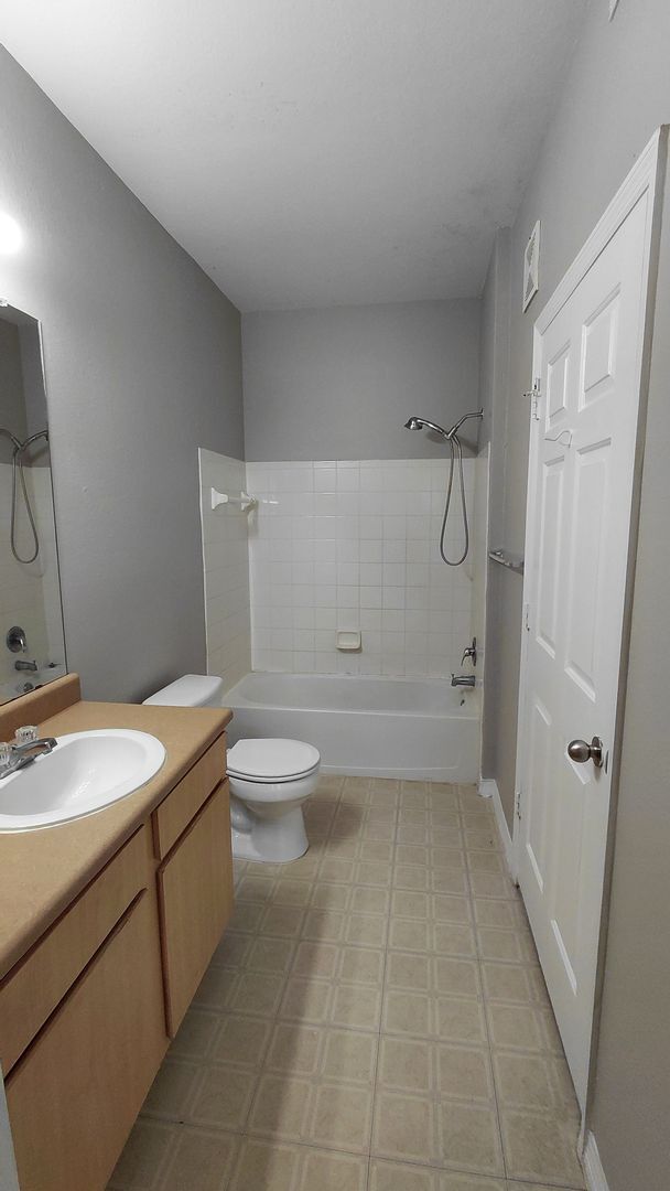 Building Photo - Spacious 3 bedroom, 2 bath Condo located i...