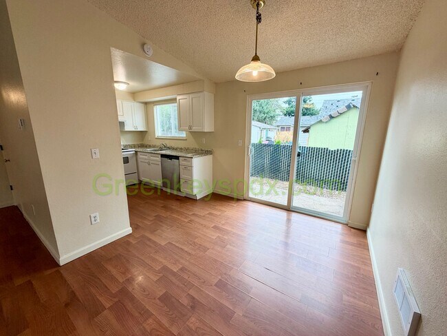 Building Photo - Wonderful 3-bedroom 2 Bath House in SE Portland!