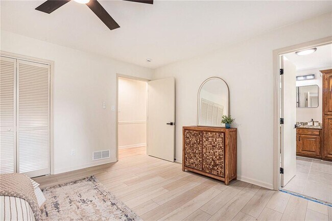 Building Photo - 1996 Briarwood Dr