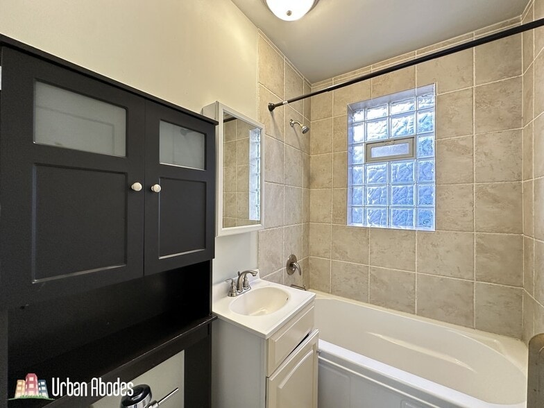 Building Photo - 528 W Surf St