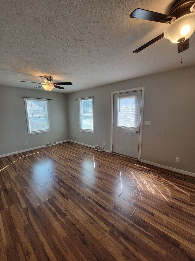 Building Photo - Beautiful 3 Bed 2 Bath House!