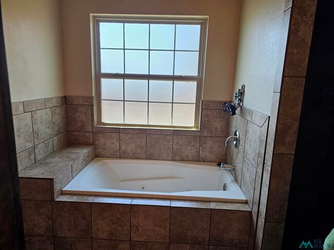 Building Photo - 209 Almond Tree Ln