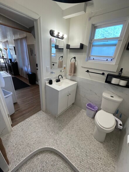 Building Photo - 230 W Myrtle St