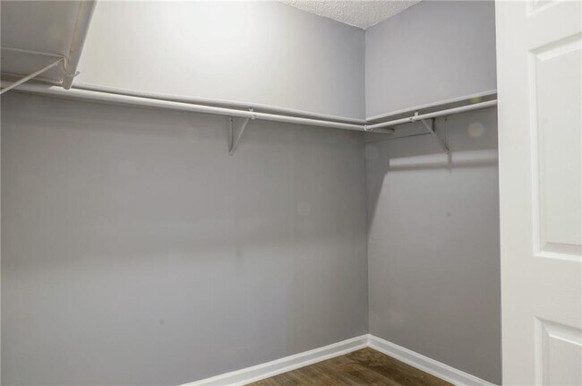 Building Photo - 3575 Oakvale Rd