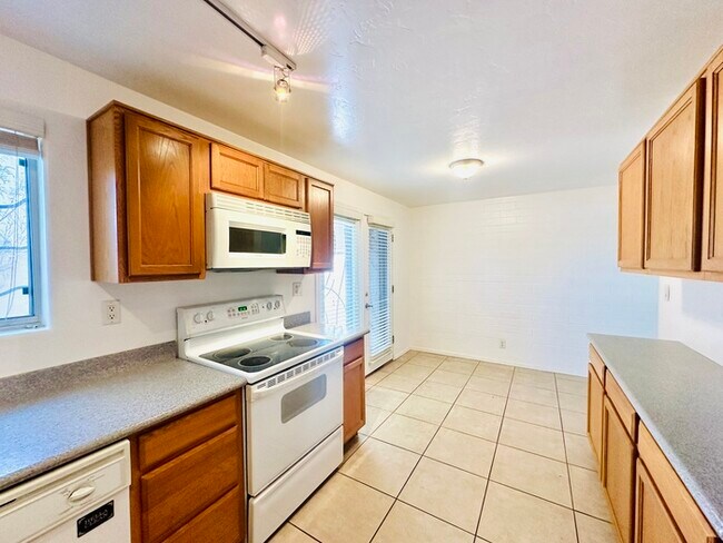 Building Photo - Spacious 2 Bedroom + 2 Bathroom Townhome w...