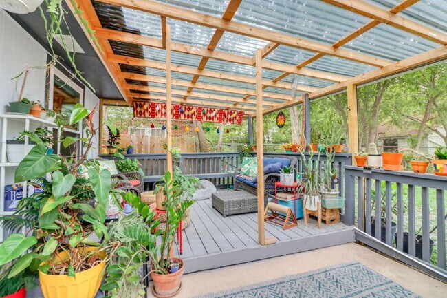 Building Photo - "Charming 3-Bed, 2-Bath Oasis on West Mistletoe Avenue – Spacious 1140 Sq Ft in San Antonio!"