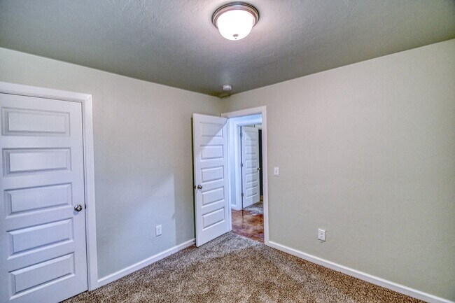 Building Photo - 2713 Clifton Ter