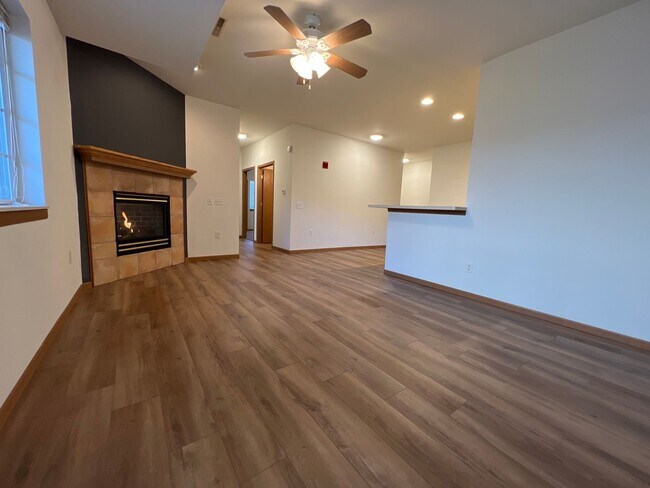 Building Photo - Large 2 Bedroom, 2 Bath apartment with 2 c...