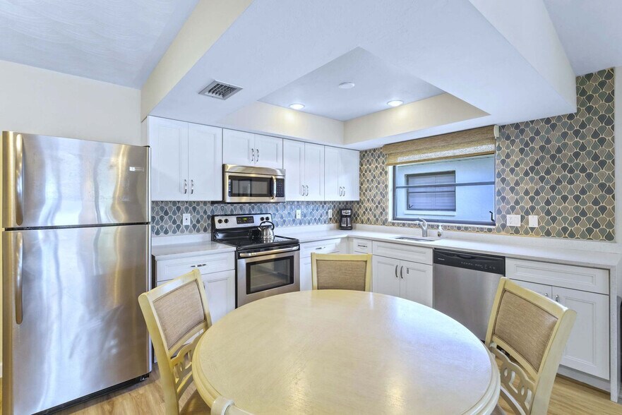 Building Photo - 663 106th Ave N