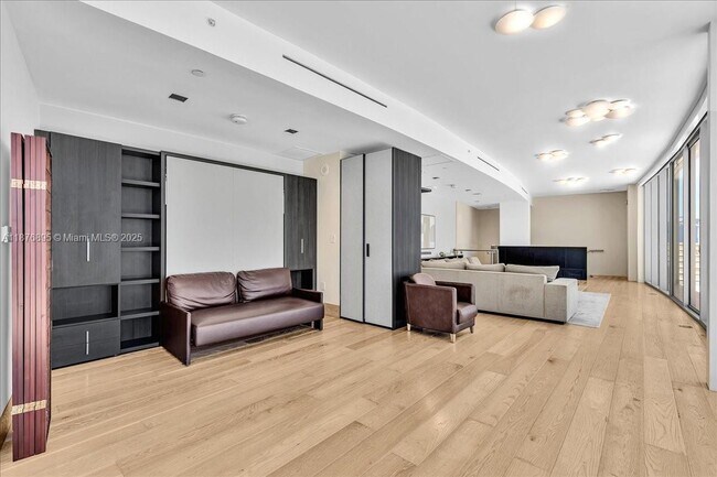 Building Photo - 200 Biscayne Blvd Way