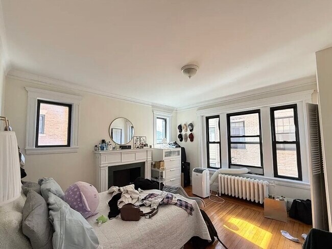 Building Photo - 452 Park Dr