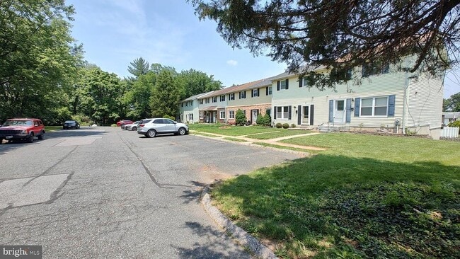 Building Photo - 2 Shadowbrook Ct