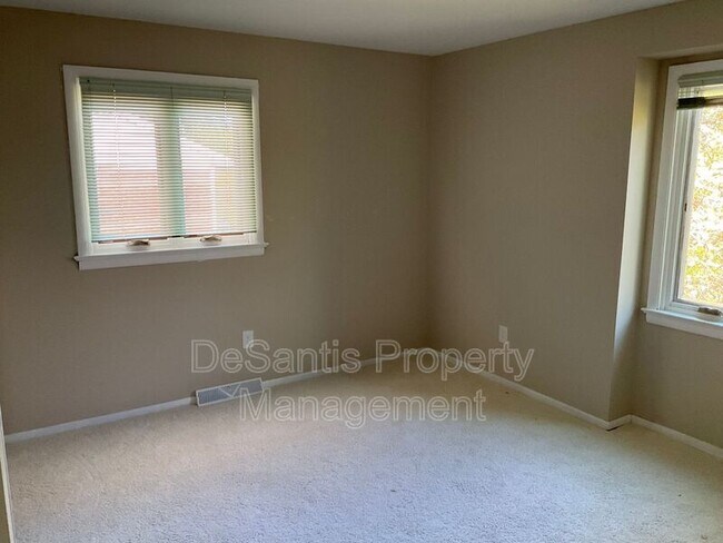 Building Photo - 471 Manordale Rd
