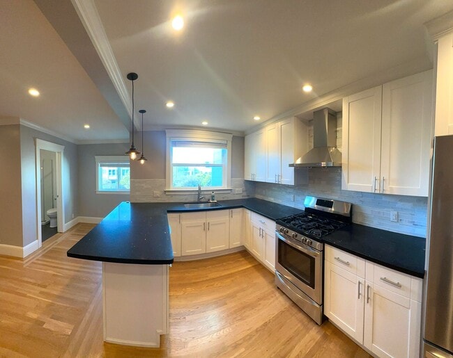 Building Photo - UPDATED Split Level 3BR/2BA 1650sf Sunset ...