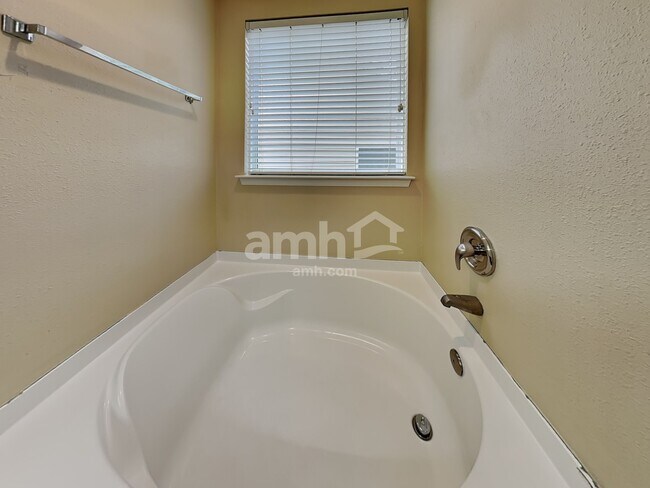 Building Photo - 832 Jennifer Lane