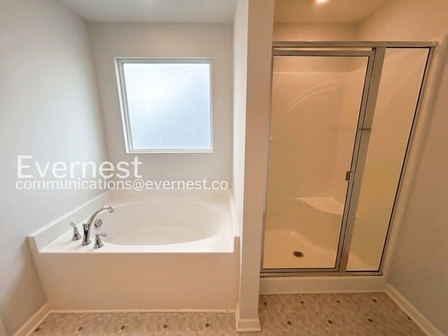 Building Photo - 3 Bed/3 Bath Townhome with Garage / Available Now!